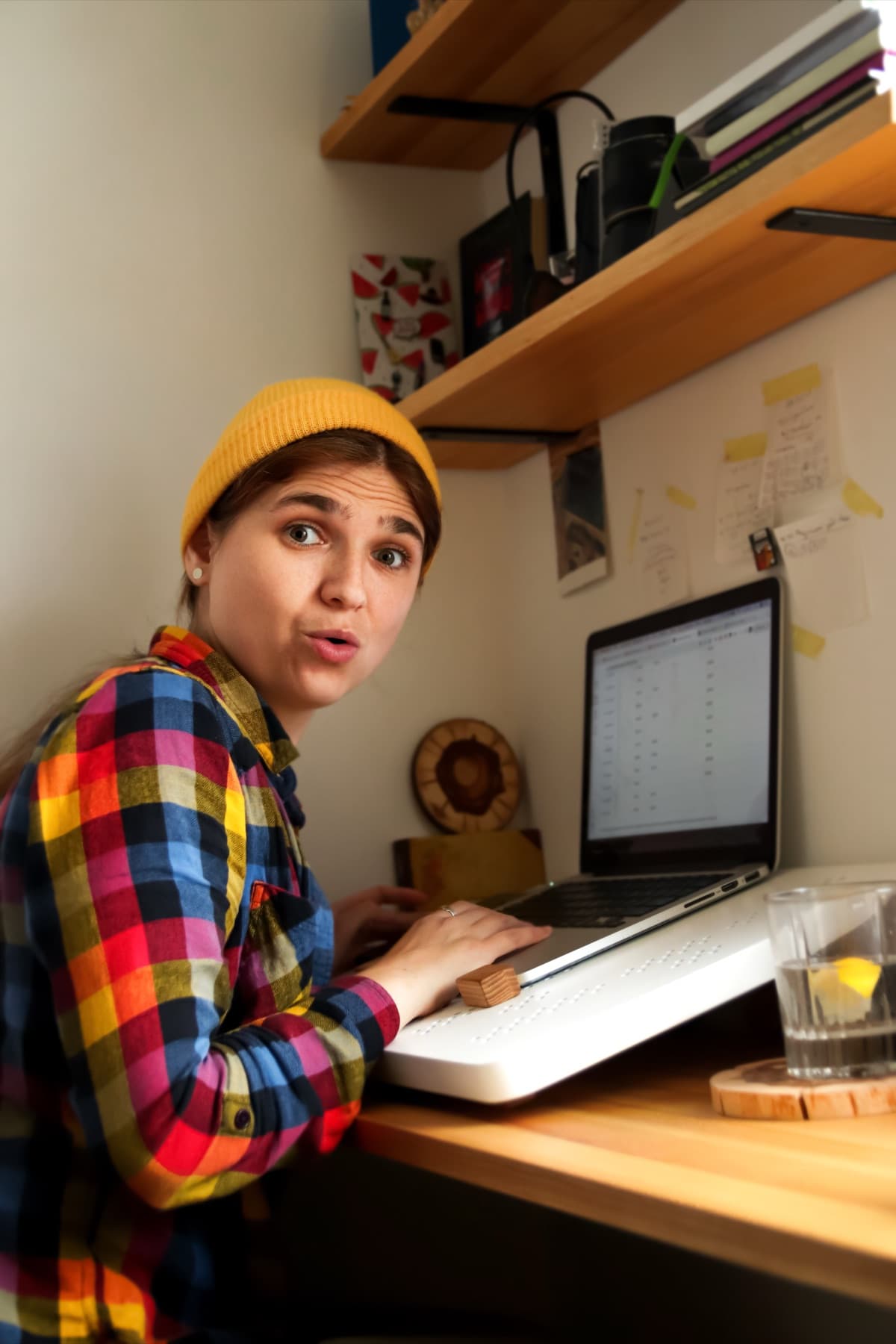 Redactielid schrijft een artikel op een laptop