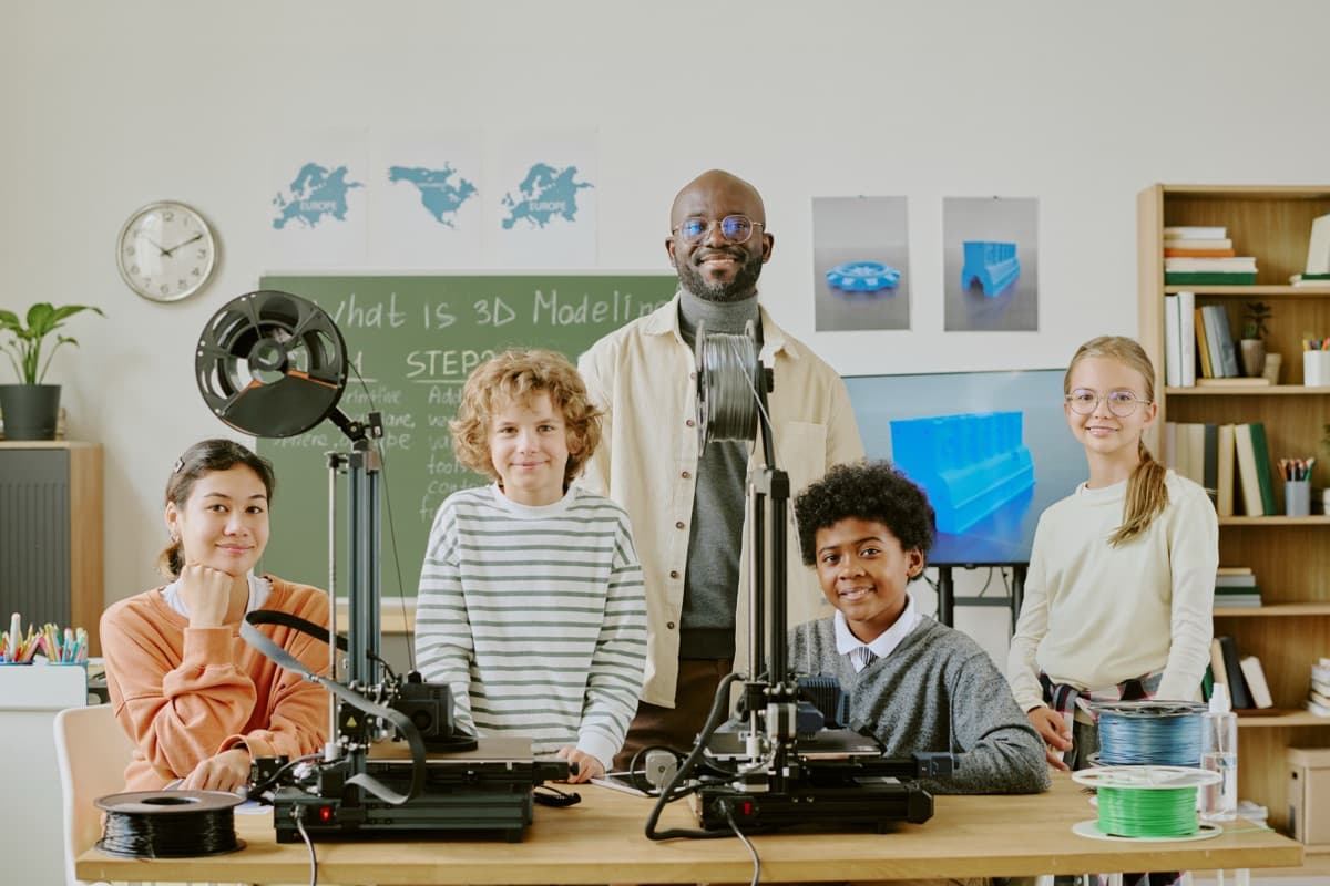 Groep leerlingen met een docent in het medialokaal